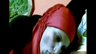 یک نوزاد لزبین منحنی، مردی را با لباس زیر زنانه و جوراب ساق فیلم های سکسی دکتر بلند می لیسد