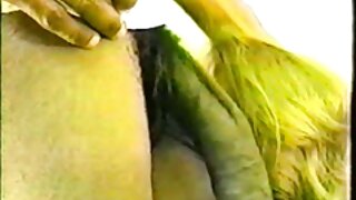 کودک کوچک آسیایی خروس سکس با آقای دکتر سیاه را می گیرد