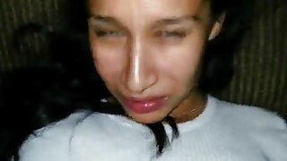 یک بزرگسال داستان سکس با دکتر زن شاخ در حالی که شوهر از آنجا دور می شود مخفیانه خودارضایی می کند