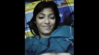 فاحشه خانم دکتر حشری نوجوان جذاب، جاسمین سامرز، بیدمشک خرد شده را در یک تی شرت تنگ می گیرد.
