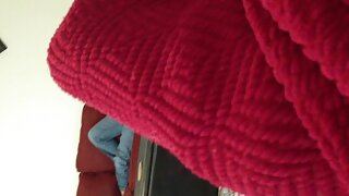 اوا کارا، زیباروی شاخدار فرانسوی، لعنت می‌کشد و معاینه سکسی دکتر با صورت چسبناکی می‌پاشد