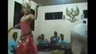 یک مادر بلوند با لباس زیر کتک خورده سکس داکتر است